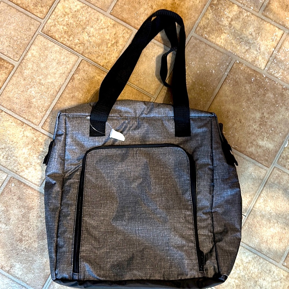 Thirty One Cooler/ Picnic Bag with small cutting board & 2 wine glasses